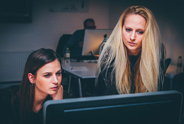 Illustration für Online-Marketing-Kurs: Team arbeitet an Kampagnenplänen