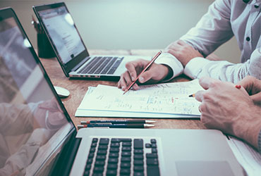 Illustration für Online-Marketing-Kurs: Case-Review mit Feedback-Schleifen